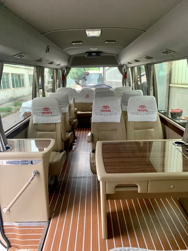 考斯特租车内饰